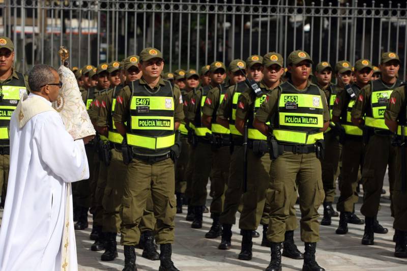 Cerca de 2 mil alunos do curso de formação de praças da Polícia Militar cumprem neste sábado (12) uma etapa importante da preparação: eles saem pela primeira vez às ruas, no estágio supervisionado, para vivenciar situações reais da carreira e, ao mesmo tempo, reforçar o policiamento ostensivo. Em Belém, cerca de 500 homens e mulheres se concentraram na Praça Santuário, em frente à Basílica de Nazaré, e saíram, em seguida, para diversos pontos da capital. A ação faz parte do pacote de medidas de combate à criminalidade e reforço da segurança pública anunciado pelo Governo do Estado.
FOTO: SIDNEY OLIVEIRA / AG. PARÁ
DATA: 12.05.2018
BELÉM - PARÁ <div class='credito_fotos'>Foto: Sidney Oliveira/Ag. Pará | <a href='/midias/2018/originais/179f5f29-538c-4151-9d14-b650d6f672b9.jpg' download><i class='fa-solid fa-download'></i> Download</a></div>