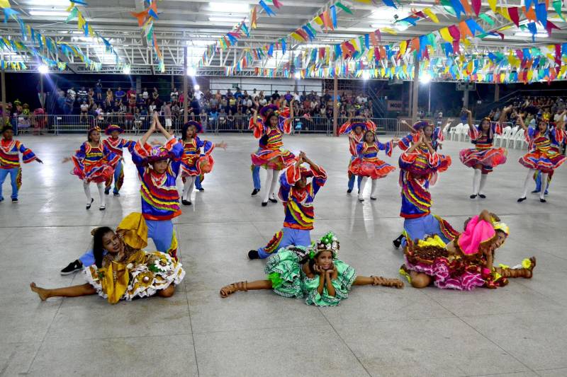 O tradicional concurso de Quadrilhas do Arraial de Todos os Santos, da Fundação Cultural do Pará (FCP), começa nesta quarta-feira, 20, a partir das 18h, no Centur. São mais de 70 quadrilhas juninas (foto), entre adultas e mirins. A programação vai até o dia 08 de julho, sempre a partir das 19h nos dias de semana e 18h nos feriados. Na Praça do Povo, o foco será o XV Concurso Estadual de Quadrilhas Juninas. Já na Praça do Artista serão as apresentações parafolclóricas de Pássaros Juninos, grupos de bois bumbas, carimbó, entre outros, além da praça de alimentação.
FOTO: ASCOM / FCP
DATA: 18.06.2018
BELÉM - PARÁ <div class='credito_fotos'>Foto: ASCOM FCP | <a href='/midias/2018/originais/17a65325-042b-423e-8ac0-93f692ad5cfa.jpg' download><i class='fa-solid fa-download'></i> Download</a></div>