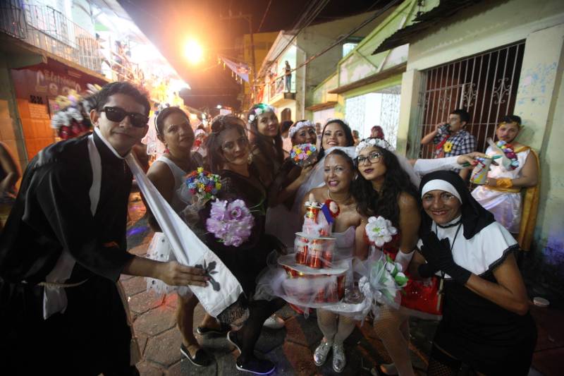 O professor Júlio Leal Gomes é natural de Vigia de Nazaré, no nordeste paraense, terra conhecida pela hospitalidade, principalmente em época festiva. Mantendo a tradição, no Carnaval Júlio e seus irmãos abrem a casa da família para amigos e outros parentes. Neste ano, o imóvel de quatro cômodos abrigou mais de 50 pessoas. Vigia tem um dos maiores e mais tradicionais carnavais do Pará. Nesta época do ano, a população do município, de 51.173 habitantes (Censo/IBGE), triplica com a chegada de brincantes oriundos de todo o Brasil, e os vigienses – igual coração de mãe - acolhem essa multidão. A estimativa é a cidade receber mais de 300 mil pessoas neste Carnaval.
FOTO: IGOR BRANDÃO / AG PARÁ
DATA: 13.02.2018
VIGIA - PARÁ <div class='credito_fotos'>Foto: IGOR BRANDÃO / AG. PARÁ | <a href='/midias/2018/originais/17a81643-06af-4991-b2d1-2c7ce025b3a6.jpg' download><i class='fa-solid fa-download'></i> Download</a></div>