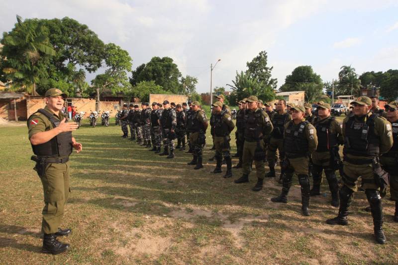 Mais de 150 agentes de segurança realizaram a Operação Arcanjo (foto), no Bairro do Tapanã, em Belém, no final da tarde desta quinta feira (1º). As ações foram concentradas no Tapanã, onde nos últimos dias ocorreram 10 homicídios e cinco confrontos armados. O policiamento na área é feito pelo 24º Batalhão da Polícia Militar. A operação teve o reforço no patrulhamento, inclusive com o Grupamento Aéreo. As ações policiais ostensivas de enfrentamento à criminalidade estão sendo intensificadas. O coronel PM Luiz Carlos Rayol de Oliveira, titular do Comando de Policiamento da Capital (CPC I), informou que a megaoperação já está sendo realizada regularmente na Região Metropolitana de Belém. As ações no Tapanã foram reforçadas devido aos últimos homicídios. “Nosso objetivo é trazer a paz e a tranquilidade aos moradores do bairro. Nós percebemos, através do mapeamento criminal, que as ocorrências se elevaram, e estamos dando resposta à sociedade”, ressaltou.
FOTO: SIDNEY OLIVEIRA / AG. PARÁ
DATA: 01.11.2018
BELÉM - PARÁ <div class='credito_fotos'>Foto: Sidney Oliveira/Ag. Pará | <a href='/midias/2018/originais/17ae87f0-c4fa-474d-ae15-39a849edc9bd.jpg' download><i class='fa-solid fa-download'></i> Download</a></div>
