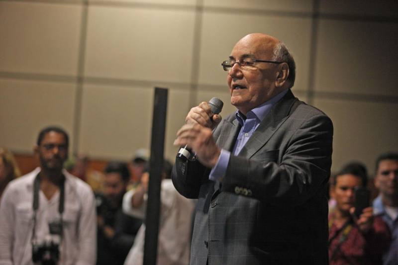Com a entrega de mais 359 veículos, somente esta semana, o Governo do Pará reforçou a atuação da área de segurança pública em todo o Estado. Todos os veículos auxiliarão no combate a criminalidade e a manutenção da segurança em todo o território paraense. Boa parte desses veículos foi destinada diretamente para as guardas municipais, numa ação integrada com as Prefeituras, por meio da Secretaria de Segurança Pública e Defesa Social (Segup) com articulação da Secretaria de Municípios Sustentáveis, que define em conjunto com os municípios, a agenda de prioridades. A última etapa da entrega ocorreu nesta quinta-feira (5), no Hangar – Centro de Convenções da Amazônia. Na foto, o senador Flexa Ribeiro.
FOTO: ANTÔNIO SILVA / AG. PARÁ
DATA: 05.07.2018
BELÉM - PARÁ <div class='credito_fotos'>Foto: Antônio Silva/Ag. Pará | <a href='/midias/2018/originais/17b7c1c0-71c5-45e6-af53-f2a9ddc50a95.jpg' download><i class='fa-solid fa-download'></i> Download</a></div>