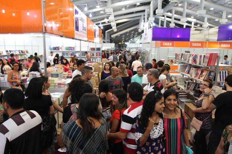 Uma programação extensa e diversificada marcou a abertura das atividades da XXII Feira Pan-Amazônica do Livro (foto) neste sábado (2), no Hangar – Centro de Convenções e Feiras da Amazônia, em Belém. Um grande público compareceu no primeiro dia, aproveitando as atrações culturais e as exposições nos estandes de livros.

FOTO: CRISTINO MARTINS / AG. PARÁ
DATA: 02.06.2018
BELÉM - PARÁ <div class='credito_fotos'>Foto: Cristino Martins/Ag. Pará   |   <a href='/midias/2018/originais/17ba0cd7-c785-405c-bbd8-fc10c2139c5a.jpg' download><i class='fa-solid fa-download'></i> Download</a></div>