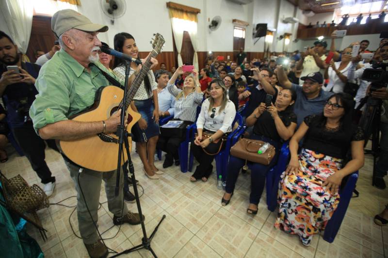 O produtor rural Nilson Corrêa da Silva, 23 anos, mora na comunidade Santo Ezequiel Moreno e produz alimentos em 700 hectares de terra na agrovila Acutipereira, no município de Portel, no arquipélago do Marajó. Mesmo morando e produzindo alimentos na comunidade, ele não possuía título de propriedade de terra. Para beneficiar produtores como Nilson, o governador Simão Jatene entregou, na manhã desta sexta-feira (23), títulos coletivos que beneficiaram mais de mil famílias. Os títulos também beneficiaram comunidades remanescentes de quilombos e povos tradicionais do município marajoara. O Pará foi o Estado que mais titulou áreas em prol dos remanescentes de quilombos no Brasil. Das 170 comunidades tituladas no país, 62 estão no Pará, sendo que destas 53 foram tituladas pelo Instituto de Terras do Pará (Iterpa).

FOTO: MÁCIO FERREIRA / AG. PARÁ
DATA: 23.03.2018
PORTEL - PARÁ <div class='credito_fotos'>Foto: MÁCIO FERREIRA/ AG. PARÁ   |   <a href='/midias/2018/originais/17be9e28-7cf6-4f62-9a9b-734b5a222bd9.jpg' download><i class='fa-solid fa-download'></i> Download</a></div>