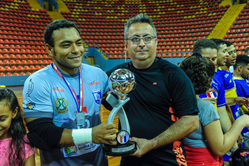 Esporte e solidariedade foram os grandes protagonistas no Mangueirinho durante a final do Campeonato Paraense de Futsal. Esmac (Ananindeua) e Tubarão (Vitória do Xingú) disputaram o título, mas foram as doações trazidas pelos torcedores que abrilhantaram o ginásio na manhã do último domingo (23). 

FOTO: LEANDRO SANTANA
DATA: 26.12.2018
BELÉM - PARÁ <div class='credito_fotos'>Foto: LEANDRO SANTANA   |   <a href='/midias/2018/originais/17c639f9-bd84-4fe3-b42e-a84ea602b66a.jpg' download><i class='fa-solid fa-download'></i> Download</a></div>