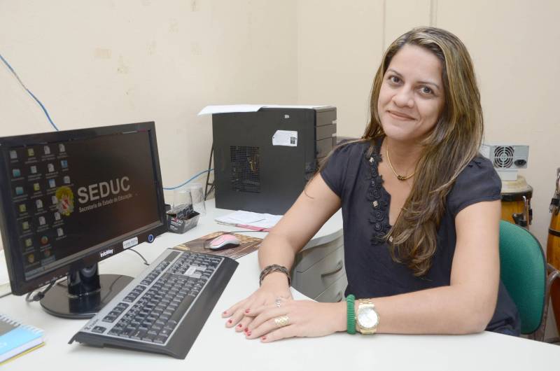 Quatro estudantes da Escola Estadual Antônio Gondim Lins, em Ananindeua, vivenciaram recentemente o sentimento da conquista de uma vaga para um curso superior. Tudo porque na sexta-feira (16), foi divulgada a relação de candidatos aprovados para cursos do Instituto Federal do Pará (IFPA), e entre eles estão Letícia do Socorro Siqueira Souza (Matemática); Elizabeth Feitoza de Abreu (Pedagogia); Larissa Guedes Monteiro (Pedagogia) e Ana Beatriz Alves Seabra (Tecnologia em Saneamento Ambiental). As quatro estudantes que foram aprovadas via SISU (Sistema de Seleção Unificada) acabam de concluir o Ensino Médio em um ano e seis meses de atividades do Projeto Mundiar, mantido pela Secretaria de Estado de Educação (Seduc) em parceria com a Fundação Roberto Marinho. O foco do Projeto Mundiar é a correção da distorção idade-ano escolar de alunos. Em geral, são alunos que abandonaram seus estudos por diversos motivos. Na foto, a coordenadora do Mundiar na escola, Sônia Everton.
FOTO: ASCOM / SEDUC
DATA: 21.02.2018
BELÉM - PARÁ <div class='credito_fotos'>Foto: ASCOM SEDUC | <a href='/midias/2018/originais/17c696da-4f33-4edc-b652-8ec14de3d630.jpg' download><i class='fa-solid fa-download'></i> Download</a></div>