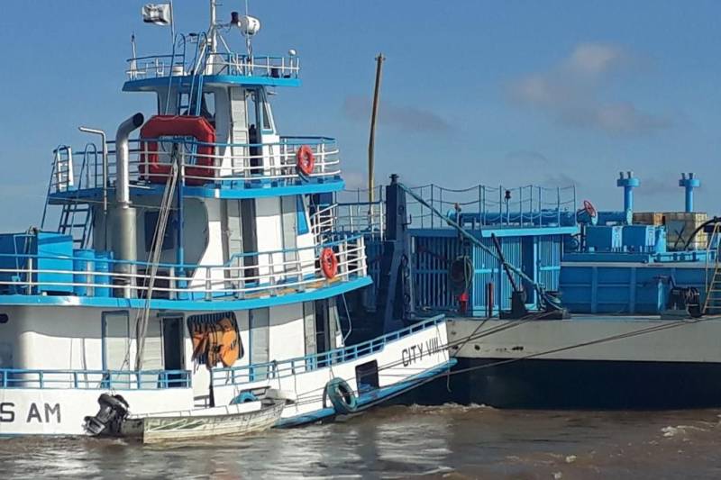 Equipes de fiscalização da Secretaria da Fazenda do Pará (Sefa) sediadas na coordenação de Mercadorias em Trânsito da Base Candiru, no porto de Óbidos, apreenderam, no sábado, 26, balsa que transportava caminhão contendo 633 caixas de conhaque, num total de 7.596 garrafas; 200 caixas de cachaça, totalizando 2.400 garrafas pet de 490ml, e 160 caixas de copos descartáveis, tudo sem nota fiscal, procedente de Santarém e com destino a Juruti.
FOTO: ASCOM SEFA
DATA: 26.05.2018
ÓBIDOS - PARÁ <div class='credito_fotos'>Foto: Ascom Sefa | <a href='/midias/2018/originais/17d075a4-61ae-4c2d-bec7-e9fa3462bdf3.jpg' download><i class='fa-solid fa-download'></i> Download</a></div>