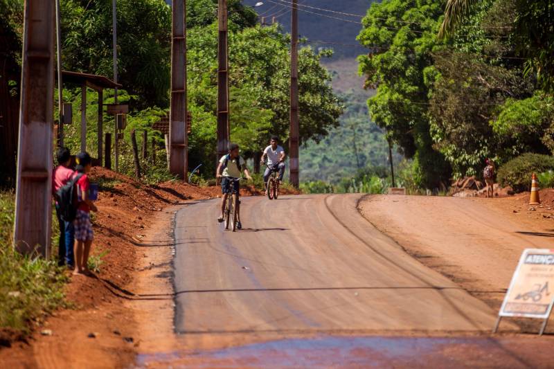Aos poucos, a paisagem de Serra Pelada – que já foi o maior garimpo a céu aberto do planeta e hoje é distrito de Curionópolis, município do sudeste paraense - começa a se modificar. A poeira intensa, típica de estradas de chão, vai paulatinamente dando lugar à camada de asfalto (foto), que pela primeira vez chega a Curiónópolis, conhecido mundialmente pela corrida do ouro e pelo formigueiro humano nos anos 1980, eternizado pelo olhar do fotógrafo Sebastião Salgado. O ouro não é mais explorado na região, mas Serra Pelada ainda é uma cidade de garimpeiros. São eles que residem e povoam as ruas, que parecem ter parado no tempo. Foram esses trabalhadores que fizeram a localidade crescer, que formaram famílias e criaram filhos nascidos no local, fincando raízes, criando identidade, sonhando com a volta da exploração do ouro, cada vez mais distante. Mas até esse cenário vem se transformando.

FOTO: ASCOM / PREFEITURA DE CURIONÓPOLIS
DATA: 08.06.2018
CURIONÓPOLIS - PARÁ <div class='credito_fotos'>Foto: ASCOM / PREFEITURA DE CURIONÓPOLIS   |   <a href='/midias/2018/originais/17d32506-3131-41ba-ae03-177563c372d3.jpg' download><i class='fa-solid fa-download'></i> Download</a></div>