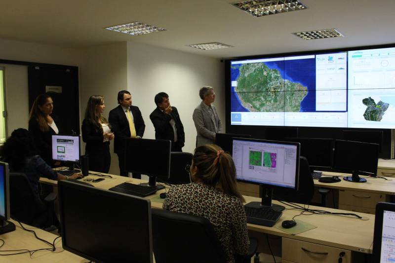Uma equipe técnica da Embaixada do Reino Unido dos Países Baixos, no Brasil, sediada em Brasília, composta pelo conselheiro agrícola, Bert Rikken; pela assessora Frederica Heering, e pelo assessor, Ramon Gerrits, visitou a sede da Secretaria de Meio Ambiente e Sustentabilidade (Semas), visando cooperação.
FOTO: ASCOM SEMAS
DATA: 30.10.2018
BELÉM - PARÁ <div class='credito_fotos'>Foto: ASCOM SEMAS | <a href='/midias/2018/originais/17dc0a8f-1745-457d-9c25-7ca7ee5fd3df.jpg' download><i class='fa-solid fa-download'></i> Download</a></div>