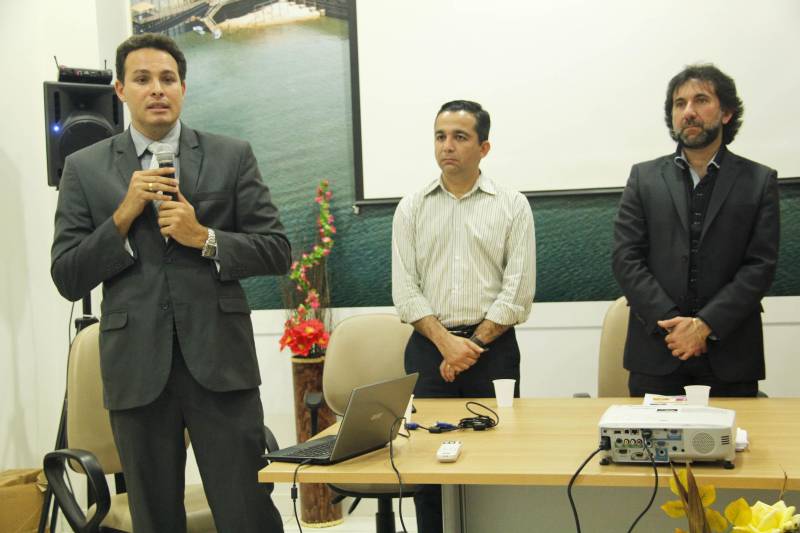 A aplicação da medida socioeducativa em meio aberto (liberdade assistida e prestação de serviços à comunidade) para adolescentes em conflito com a lei foi o tema que norteou as discussões do 2º Encontro Temático da Socioeducação, realizado na Estação Cidadania, em Santarém, nesta quinta-feira, 26. Na foto, o promotor de Justiça, Bruno Fernandes (e), do Ministério Público do Estado
FOTO: FRANKLIN SALVADOR / ASCOM FASEPA
DATA: 26.04.2018
SANTARÉM - PARÁ <div class='credito_fotos'>Foto: Franklin Salvador/Ascom Fasepa | <a href='/midias/2018/originais/17dd7e62-5c3f-47e2-8ad3-b56f87123c97.jpg' download><i class='fa-solid fa-download'></i> Download</a></div>
