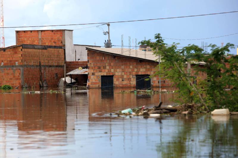 Em Marabá (foto) já são 198 famílias desabrigadas, 58 desalojadas e 194 afetadas. O município conta com cinco abrigos oficiais e dois não oficiais - estruturados pela própria comunidade. As famílias já começaram a receber o benefício eventual por meio das Secretarias Estadual e Municipal de Assistência Social.

FOTO: MÁCIO FERREIRA / AG. PARÁ
DATA: 16.02.2018
MARABÁ - PARÁ <div class='credito_fotos'>Foto: MÁCIO FERREIRA/ AG. PARÁ   |   <a href='/midias/2018/originais/17e34e92-d975-4689-8b13-cf353ec90952.jpg' download><i class='fa-solid fa-download'></i> Download</a></div>