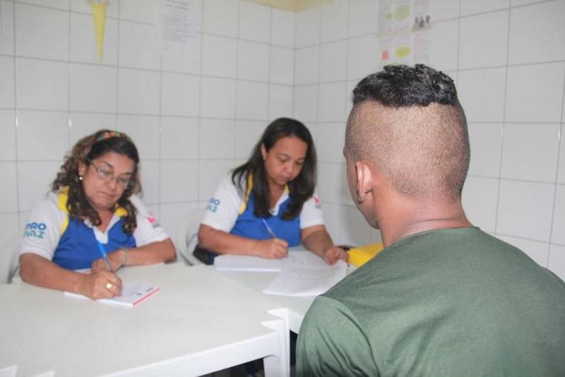 Sessenta adolescentes em conflito com a lei e privados de liberdade participaram de uma ação de saúde no Centro Socioeducativo de Benevides (CSEB), na Região Metropolitana de Belém (RMB), nos dias 3 e 4. A ação é resultado de uma parceria entre a Fundação de Atendimento Socioeducativo do Pará (Fasepa) e a Secretaria de Estado de Saúde Pública (Sespa). Foram prestados atendimentos de saúde aos jovens, garantindo acesso à saúde no Sistema Único de Saúde (SUS), no que diz respeito à promoção, prevenção, assistência e recuperação dos jovens. O calendário de ações começou na segunda quinzena de março, no Centro de Internação do Adolescente Masculino (Ciam), localizado em Marabá, no sudeste do Estado, e vai até a próxima quinta-feira (05), com atendimento aos jovens das unidades socioeducativas em semiliberdade.
FOTO: ALBERTO PASSOS / ASCOM FASEPA
DATA: 04.04.2018
BENEVIDES - PARÁ
<div class='credito_fotos'>Foto: ALBERTO PASSOS/ ASCOM FASEPA | <a href='/midias/2018/originais/17e86199-2625-4195-8a6d-da4075cfdadf.jpg' download><i class='fa-solid fa-download'></i> Download</a></div>