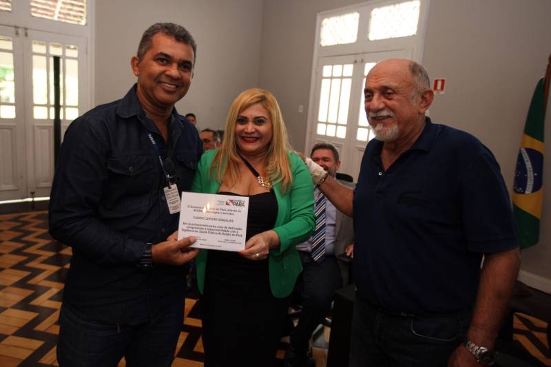 Quase R$ 2 milhões em equipamentos para o combate a malária no Pará foram distribuídos, nesta quarta-feira (7), em cerimônia no Palácio do Governo, em Belém. No total 38 microscópios, 21 motocicletas e 9 caminhonetes foram entregues, pelo governador Simão Jatene, a representantes de 11 municípios beneficiados, de diferentes regiões do Pará. Na ocasião, o governo também homenageou servidores estaduais que atuam há mais de 30 anos no combate a endemias e dedicaram anos de profissionalismo, compromisso e responsabilidade com o trabalho na Vigilância em Saúde Pública do Estado do Pará.
FOTO: ANTÔNIO SILVA / AG. PARÁ
DATA: 07.03.2018
BELÉM - PARÁ
<div class='credito_fotos'>Foto: Antônio Silva/Ag. Pará | <a href='/midias/2018/originais/17e907f7-8534-4d98-b584-b0dfa46dca9b.jpg' download><i class='fa-solid fa-download'></i> Download</a></div>