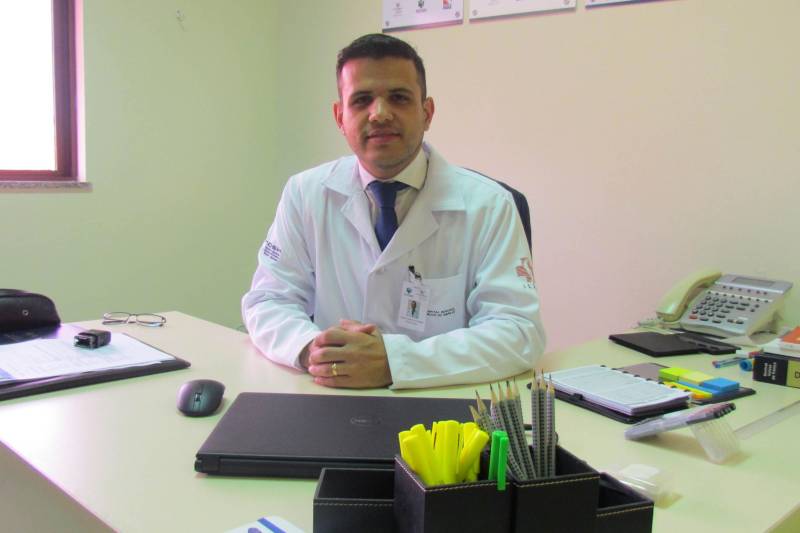 De acordo com o diretor Clínico do HRPM, Cláudio Martins (foto), todos os exames passam por avaliação do mastologista. Os casos em análise para fechamento de diagnóstico são encaminhados aos demais setores.
FOTO: ASCOM HRPM
DATA: 17.11.2018
BREVES - PARÁ <div class='credito_fotos'>Foto: Ascom HRPM | <a href='/midias/2018/originais/17ea5dc6-714e-4f5c-b335-502093a2233b.jpg' download><i class='fa-solid fa-download'></i> Download</a></div>