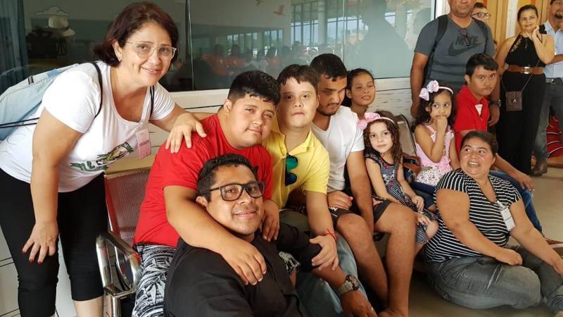 Muita emoção, alegria e diversão marcaram a confraternização de Natal (foto) promovida pelo Centro Integrado de Inclusão e Reabilitação (CIIR), que reuniu centenas de pessoas, no sábado (22). Com a participação de colaboradores, usuários e acompanhantes de pacientes, o evento antecipou o Natal de todos que integram o complexo, inaugurado este ano, e que presta assistência de alta complexidade para Pessoas com Deficiência (PcD) física, mental, intelectual, visual e auditiva. Sem esconder sua emoção, o gestor do Centro de Reabilitação, José Neto, afirma que a primeira confraternização foi além da expectativa. “A emoção tomou conta dos colaboradores, usuários e/ou responsáveis. Foi um misto de harmonia, carinho e alegria que contagiou todos. As pessoas, as apresentações, a festa si, tudo teve muito amor envolvido, evidenciando o verdadeiro espírito de Natal. Aqui, a inclusão se faz plena e sem qualquer diferença".

FOTO: ASCOM / INDSH
DATA: 24.12.2018
BELÉM - PARÁ <div class='credito_fotos'>Foto: ASCOM / INDSH   |   <a href='/midias/2018/originais/17f175c1-5f97-428b-a027-e68b9d05c5f7.jpg' download><i class='fa-solid fa-download'></i> Download</a></div>