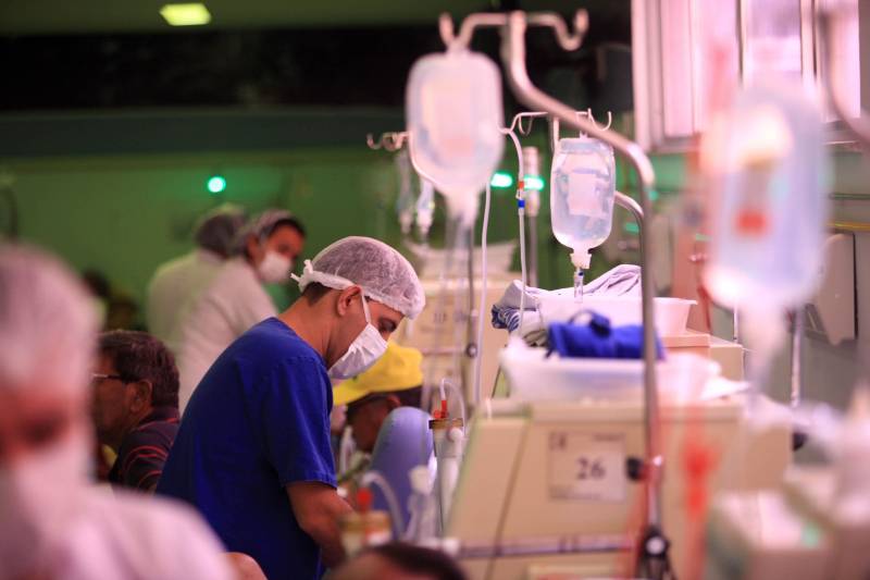 A hemodiálise é um tratamento que consiste na remoção do líquido e substâncias tóxicas do sangue. A terapia de substituição renal é realizada em pacientes portadores de insuficiência renal crônica ou aguda, já que nesses casos o organismo não consegue eliminar tais substâncias devido à falência dos mecanismos excretores renais. Vinculado ao Hospital de Clínicas Gaspar Vianna, o Centro Monteiro Leite funciona há sete anos. Oferece 198 vagas para o tratamento ambulatorial, com 35 máquinas de hemodiálise, que funcionam em três turnos durante seis dias por semana, de segunda-feira a sábado. A unidade faz parte da política de ampliação dos serviços de hemodiálise do Governo do Estado, intensificada a partir de 2011.

FOTO: SIDNEY OLIVEIRA/AG. PARÁ
DATA: 25.11.2018
BELÉM - PARÁ <div class='credito_fotos'>Foto: Sidney Oliveira/Ag. Pará   |   <a href='/midias/2018/originais/17f41966-6756-4a91-913a-001fe55c2201.jpg' download><i class='fa-solid fa-download'></i> Download</a></div>