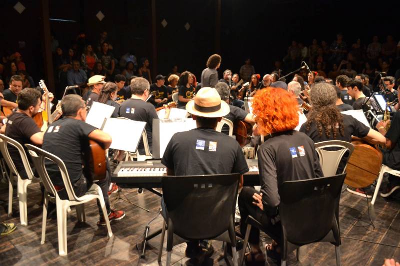 Um repertório inteiro baseado na obra de Jacob do Bandolim, muitos sorrisos e uma plateia extremamente participativa e atenta. Assim foi a noite da última sexta-feira, 4, no Teatro Experimental Waldemar Henrique, na Praça da República, em Belém. O espetáculo (foto) promovido por mais de 45 músicos foi o encerramento do primeiro módulo do projeto, uma iniciativa da Fundação Cultural do Pará que desde 2006 reúne músicos em vários estágios de aprendizado e de várias idades - dos 13 aos 60 - e difunde o choro como um dos principais estilos musicais paraenses.
FOTO: ASCOM / FCP
DATA: 05.05.2018
BELÉM - PARÁ <div class='credito_fotos'>Foto: ASCOM FCP | <a href='/midias/2018/originais/17fd40ad-bffc-448d-bf54-fb664c78308b.jpg' download><i class='fa-solid fa-download'></i> Download</a></div>