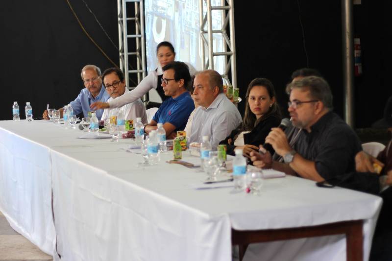 A audiência pública destinada ao debate sobre a solicitação de Licença Prévia para a Usina Termelétrica (UTE) Novo Tempo, realizada em Vila dos Cabanos, nesta terça-feira (24), no município de Barcarena, reuniu representantes sindicais, comunitários, autoridades e a população em geral.
FOTO: ASCOM SEMAS
DATA: 25.04.2018
BARCARENA - PARÁ <div class='credito_fotos'>Foto: ASCOM SEMAS | <a href='/midias/2018/originais/17ff4a8b-c36e-47f4-9acc-b6eba63bb942.jpg' download><i class='fa-solid fa-download'></i> Download</a></div>