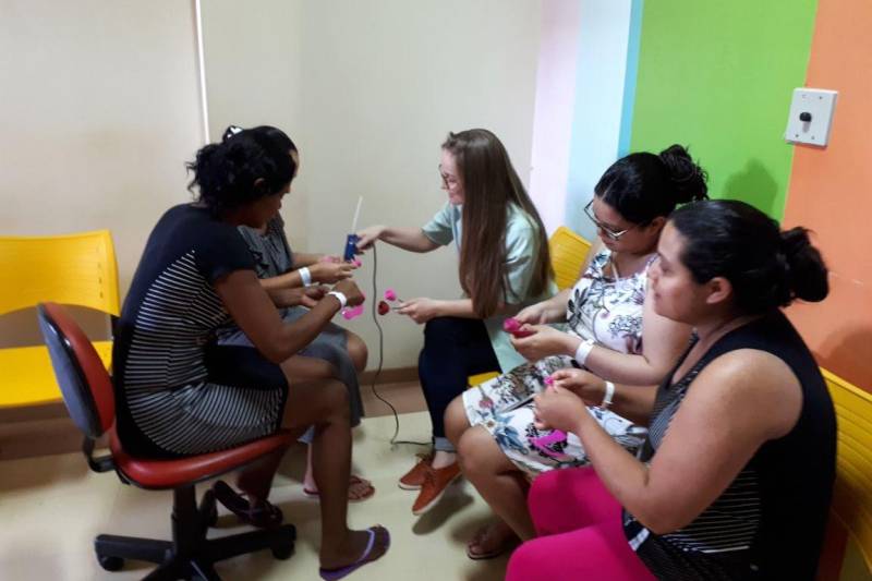 A lembrança foi ainda mais especial para ela, já que Kedma fez parte do grupo de mães que ajudaram na confecção desses brindes, canetas decoradas com uma rosa no topo. As acompanhantes participaram de oficinas para produzir os materiais e presentear as mães na unidade – usuárias, acompanhantes e colaboradoras.
FOTO: ASCOM HRPT
DATA: 13.05.2018
ALTAMIRA - PARÁ <div class='credito_fotos'>Foto: ASCOM HRPT | <a href='/midias/2018/originais/18034070-119b-4c4b-99b7-004923f69968.jpg' download><i class='fa-solid fa-download'></i> Download</a></div>