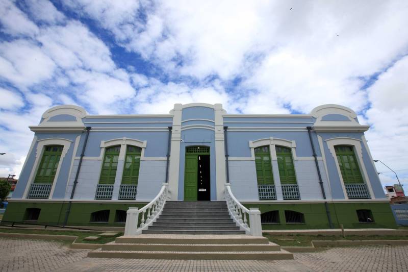 A inauguração do Liceu de Música de Bragança, neste dia 15, pode ser entendida como acontecimento de rotina de governo, mas a entrega das instalações, que ocupam um prédio da primeira metade do século passado, e um teatro contemporâneo, tem um significado para além dos acontecimentos de agenda da administração pública.

FOTO: MÁCIO FERREIRA / AG. PARÁ
DATA: 14.12.2018
BRAGANÇA - PARÁ <div class='credito_fotos'>Foto: MÁCIO FERREIRA/ AG. PARÁ   |   <a href='/midias/2018/originais/18071df1-6698-4027-a3ce-e047aaa6924a.jpg' download><i class='fa-solid fa-download'></i> Download</a></div>