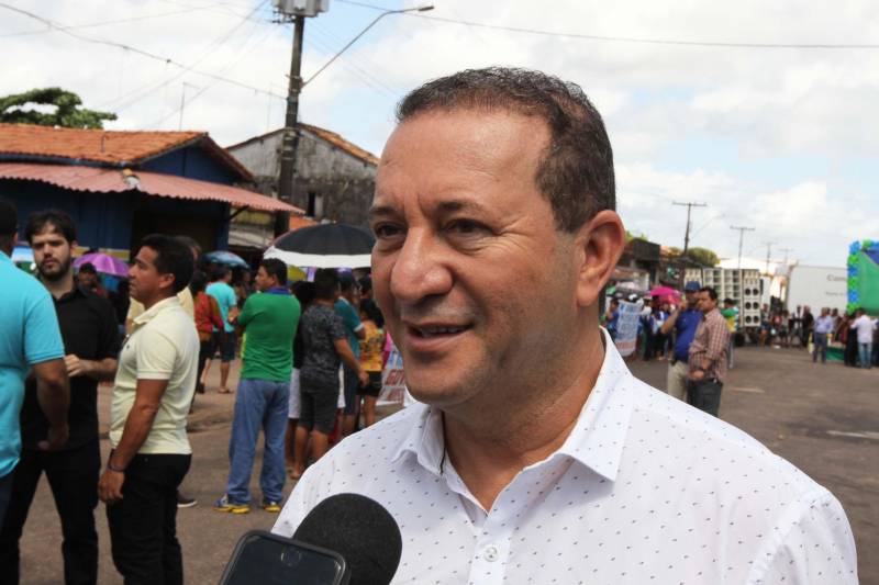 "Agora a população terá um lugar mais organizado, com mais higiene para comprar seu pescado e a sua carne. E pra gente que possui restaurante é melhor ainda, pois além da facilidade de adquirir os alimentos, o mercado também atrai clientes", comemorou Jaqueline Cardoso, 20 anos, que possui um ponto de venda de comidas em frente ao Mercado Municipal José Noronha Monteiro, no distrito de Boa Vista, em Quatipuru, no nordeste paraense. O espaço foi entregue oficialmente à população nesta segunda-feira (19), assim como as obras de pavimentação asfáltica da PA-446 e de cinco pontes em concreto ao longo da rodovia. A cerimônia contou com a presença do governador Simão Jatene, parlamentares, prefeitos da região entre outras autoridades locais. "Essas são importantes obras que vão beneficiar não só a população de Quatipuru, mas de toda a região. E faço questão de ressaltar que em todas elas existe o dinheiro dos impostos que todos nós paraenses pagamos. Esse é o retorno que fazemos questão de dar à população. Nós gestores somos apenas instrumentos desse grande desenvolvimento, quem financia é o povo", afirmou o governador Simão Jatene. Na foto, o presidente da Alepa, deputado Márcio Miranda.
FOTO: CRISTINO MARTINS / AG. PARÁ
DATA: 19.03.2018
QUATIPURU - PARÁ <div class='credito_fotos'>Foto: Cristino Martins/Ag. Pará | <a href='/midias/2018/originais/1807a605-cc13-4c74-b883-086f897362e9.jpg' download><i class='fa-solid fa-download'></i> Download</a></div>