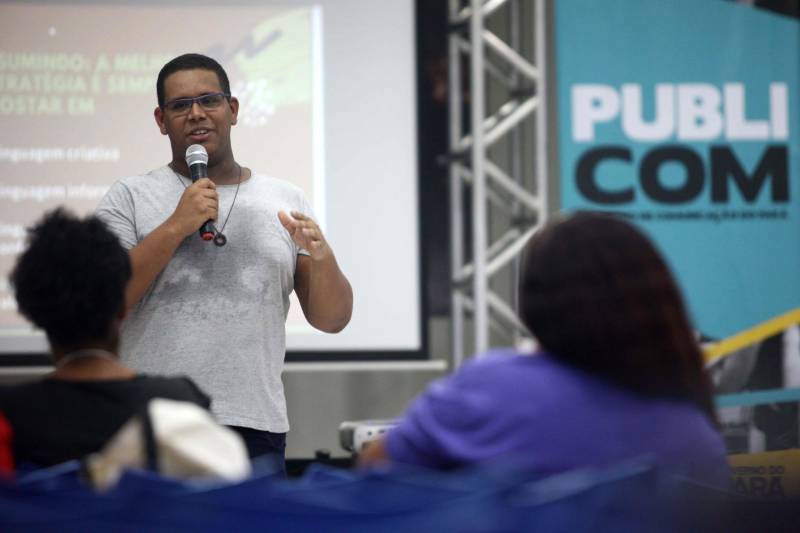 Primeiro dia do Publicom - Encontro de Comunicação do Pará, na noite desta quinta-feira, 12, na sede da Associação Comercial, Industrial e Agro Pastoril de Altamira (Aciapa), em Altamira. Na palestra “Redes Sociais: do planejamento ao monitoramento”, Ítalo Torres (foto) deu várias dicas a quem tem interesse em iniciar um projeto de redes sociais, mostrando a importância do planejamento antes de expor o produto na internet. “Não adianta criar um site ou uma fanpage que não é alimentada.
FOTO: MARCELO LELIS / AG. PARÁ
DATA: 12.04.2018
ALTAMIRA - PARÁ <div class='credito_fotos'>Foto: Marcelo Lelis / Ag. Pará | <a href='/midias/2018/originais/18088c38-f63a-4be6-bf97-b34ae6c528ea.jpg' download><i class='fa-solid fa-download'></i> Download</a></div>