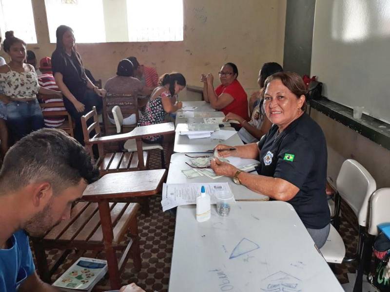 A Caravana Pro Paz Cidadania continua a percorrer os municípios do Pará. Nesta sexta-feira (6), a caravana encerrou suas ações na cidade de Quatipuru, no nordeste do estado. Ao longo de três dias, foram 2.600 atendimentos, como emissão de documentos básicos e aconselhamento jurídico. “A ação nesses três dias foi surpreendente, além de atendermos Quatipuru, recebemos quatro ônibus com moradores da vila de Boa Vista e conseguimos atender a todos. A grande procura foi pela certidão de nascimento, porque ainda existem os sub-registros. Mas tivemos também grande procura de ID jovem por essa população”, detalhou o coordenador do Pro Paz Cidadania, Roberto Oliveira.
FOTO: ASCOM / PRO PAZ
DATA: 06.04.2018
QUATIPURU - PARÁ <div class='credito_fotos'>Foto: ASCOM PRO PAZ | <a href='/midias/2018/originais/181053dc-cb48-442b-8e90-b97588e5c2c1.jpg' download><i class='fa-solid fa-download'></i> Download</a></div>