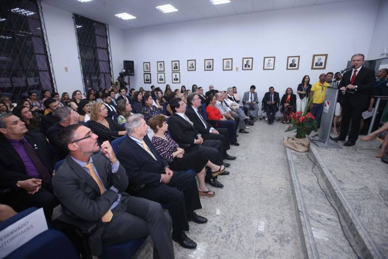 O Governo do Estado fez a entrega das novas instalações do prédio-sede da Procuradoria-Geral do Estado do Pará (PGE/PA), em Batista Campos, Belém, nesta quinta-feira (5). que envolvem obras de reforma e ampliação do órgão. Durante a cerimônia, o governador Simão Jatene assinou o Projeto de Lei que altera a Lei nº 6.813, de 25 de janeiro de 2017, que dispõe sobre a estruturação do Quadro de Apoio da PGE, a fim de ser encaminhado para apreciação à Assembleia Legislativa do Estado, em regime de urgência. O projeto propõe a transformação e a criação de novos cargos do quadro de servidores da atividade-meio, os quais poderão, inclusive, prestar apoio às atividades desenvolvidas pelos procuradores junto às secretarias de Estado. Os cargos serão ocupados por meio de concurso, na medida do interesse público e da disponibilidade orçamentária do Estado. As alterações propostas no Projeto de Lei devem-se às demandas judiciais expressivas das atividades da PGE e a anseios da categoria, como a reorganização da carreira em classes e referências, com definição de critérios para progressão e enquadramento funcional. A cerimônia teve a presença do procurador-geral do Estado, Ophir Cavalcante Junior (foto), presidente da Associação dos Procuradores do Estado do Pará (Apepa), Ary Lima Cavalcanti, presidente da Associação dos Servidores da Procuradoria-Geral do Estado do Pará (ASPGE), Brunna Valescka de Carvalho Silva, procuradores e servidores da instituição.
FOTO: CRISTINO MARTINS / AG. PARÁ
DATA: 05.04.2018
BELÉM - PARÁ <div class='credito_fotos'>Foto: Cristino Martins/Ag. Pará | <a href='/midias/2018/originais/18138100-8fa5-4411-978f-743b1644466d.jpg' download><i class='fa-solid fa-download'></i> Download</a></div>