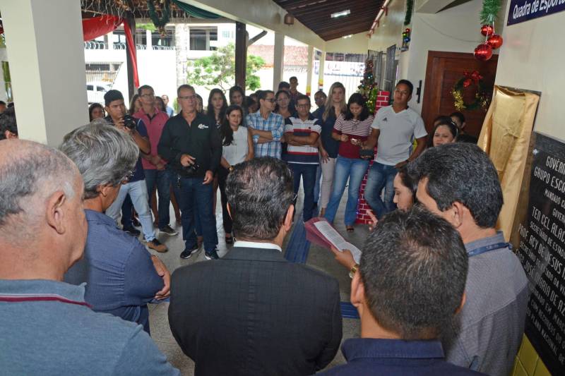 A Escola de Ensino Médio Professor Galvão (foto), em Augusto Corrêa, segue o mesmo padrão estrutural, com 13 novas salas de aula, laboratórios, além de copa, cozinha, banheiros e quadra coberta. A unidade escolar recebeu a instalação de 44 centrais de ar, 26 computadores, 26 monitores e 500 novas carteiras, que vão atender 1.380 alunos. A obra recebeu R$ 3.049.931,38 mil em investimentos. Segundo a aluna Natália Reis de Assis, estudante do 2º  do ano do Ensino Médio na Escola Professor Galvão, “na antiga escola tínhamos dificuldade de aprender nas aulas, pois fazia muito calor nas salas de aula. Hoje, temos salas refrigeradas, isoladas do barulho e agora as aulas são mais dinâmicas”, avalia.

FOTO: FERNANDO NOBRE / ASCOM SEDUC
DATA: 17.12.2018
AUGUSTO CORRÊA - PARÁ <div class='credito_fotos'>Foto: FERNANDO NOBRE/ASCOM SEDUC   |   <a href='/midias/2018/originais/181f3593-41c4-4391-a297-9f056abf7a2d.jpg' download><i class='fa-solid fa-download'></i> Download</a></div>