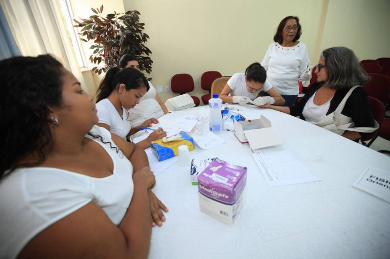 Nesta quarta-feira (2), a Secretaria de Assistência Social, Trabalho, Emprego e Renda (Seaster) realizou, na Casa do Trabalhador, uma ação de cidadania alusiva ao Dia do Trabalhador, celebrado ontem (1°). A programação contou com emissão de RG, encaminhamento para carteira de trabalho, intermediação de mão de obra através do SINE, testes rápidos de Hepatite C, atendimento médico com clínico geral, orientação jurídica e de contabilidade, cadastro e emissão de carteiras para artesãos, palestras e serviços de beleza. Iara Carvalho, de 22 anos, acordou cedo para participar da ação. Ela, que procura um emprego, foi encaminhada para a intermediação de mão de obra do SINE e aproveitou, também, para fazer um atendimento jurídico. “Fiquei sabendo da ação pela minha tia e vim participar. Conheço pessoas que conseguiram emprego pelo SINE e vim me cadastrar na torcida de conseguir um também. Espero já sair daqui com alguma entrevista marcada”, disse.
FOTO: MÁCIO FERREIRA / AG. PARÁ
DATA: 02.05.2018
BELÉM - PARÁ <div class='credito_fotos'>Foto: MÁCIO FERREIRA/ AG. PARÁ | <a href='/midias/2018/originais/181ff876-64af-46d9-ba62-507bf3132b3e.jpg' download><i class='fa-solid fa-download'></i> Download</a></div>