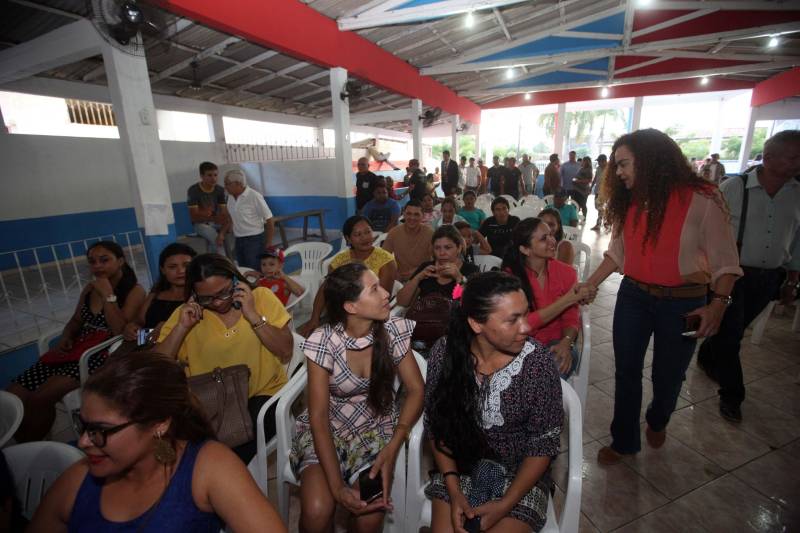 Em Tracuateua, o evento ocorreu no Salão da Marujada. O prefeito Tamariz Cavalcante comentou o trabalho da prefeitura realizado na área de saúde, e que os 4 km de asfaltamento irão contribuir com outra reivindicação dos moradores do município. Com o nosso inverno é rigoroso e ficou difícil. Gastamos recursos com a manutenção das estradas, porque não são asfaltadas. A parceria foi firmada por meio de ordem de serviço (OS) assinada pela secretária extraordinária dos Municípios Sustentáveis, Izabela Jatene (foto) e dos prefeitos dos três municípios.
FOTO: SIDNEY OLIVEIRA / AG. PARÁ
DATA: 14.06.2018
TRACUATEUA - PARÁ <div class='credito_fotos'>Foto: Sidney Oliveira/Ag. Pará | <a href='/midias/2018/originais/18239bf9-686c-43ca-8168-7d4f33f6e2a8.jpg' download><i class='fa-solid fa-download'></i> Download</a></div>