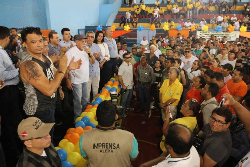 O governador Simão Jatene (foto), na manhã deste sábado (14), no município de Castanhal, nordeste do Pará, assinou oficialmente a lei que regulamenta o serviço de transporte alternativo intermunicipal de passageiros. A cerimônia ocorreu no ginásio Loyola Passarinho.

FOTO: CRISTINO MARTINS / AG. PARÁ
DATA: 14.04.2018
CASTANHAL - PARÁ <div class='credito_fotos'>Foto: Cristino Martins/Ag. Pará   |   <a href='/midias/2018/originais/182be0d4-2819-4a2a-89d7-1835cb0209da.jpg' download><i class='fa-solid fa-download'></i> Download</a></div>