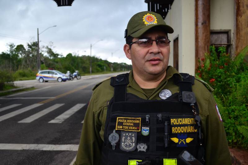Quem decidiu comemorar o Dia das Mães na Ilha de Mosqueiro, distrito de Belém, também será beneficiado pela Operação Pórtico, realizada neste sábado (12) e no domingo (13), pela Polícia Militar, Guarda Municipal de Belém e Conselho Tutelar, com o objetivo de fiscalizar crianças desacompanhadas e combater o tráfico de drogas e a circulação de veículos irregulares e de armamentos na ilha. Na foto, o tenente-coronel Henrique Pereira, comandante do 25º Batalhão.
FOTO: ELIELSON MODESTO / ASCOM SEGUP
DATA: 12.05.2018
MOSQUEIRO - PARÁ <div class='credito_fotos'>Foto: Elielson Modesto / Ascom Segup | <a href='/midias/2018/originais/182f1df4-9820-4288-afba-a10fe7cecf7c.jpg' download><i class='fa-solid fa-download'></i> Download</a></div>