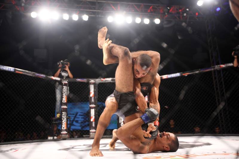 O mundo do MMA conheceu neste sábado os novos guerreiros paraenses. Dos 34 lutadores que entraram no octógono do Jungle Fight 93, 31 representaram o estado. Destaque para Ivanildo Monstrinho e Francisco Figueiredo, que conquistaram os cinturões interinos das categorias 57kg e 61kg, respectivamente, diante do público que lotou o Centro de Convenções da Amazônia – Hangar, com apoio da Secretaria de Estado de Esporte e Lazer.
FOTO: THIAGO GOMES / AG. PARÁ
DATA: 28.04.2018
BELÉM - PARÁ <div class='credito_fotos'>Foto: Thiago Gomes /Ag. Pará | <a href='/midias/2018/originais/183c3632-ade0-4b9b-944b-2afcf4a89fef.jpg' download><i class='fa-solid fa-download'></i> Download</a></div>