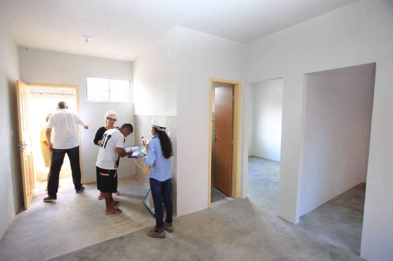 A Cohab entregou hoje(07) mais 30 unidades habitacionais do Projeto Taboquinha, em Icoaraci, que contempla a construção de moradias e infraestrutura urbana, incluindo a recuperação ambiental em torno do Igarapé Tabocão, propiciando a retomada das atividades dos pescadores da área. O projeto prevê ainda a entrega de mais 20 unidades habitacionais, o que deverá ocorrer em 2019. Seu Luís França, de 85 anos, foi um dos primeiros a chegar para a entrega das unidades habitacionais do Taboquinha. Ele ficou emocionado ao receber as chaves de sua nova casa. "Hoje é um dia de alegria pra mim, agradeço a todos que trabalharam nesse projeto, pra dar essa casa para nós", disse o idoso que irá morar com a filha no novo endereço.

FOTO: SIDNEY OLIVEIRA / AG. PARÁ
DATA: 07.12.2018
ICOARACI - PARÁ <div class='credito_fotos'>Foto: Sidney Oliveira/Ag. Pará   |   <a href='/midias/2018/originais/183cc6e9-c78c-4ec3-947c-150b00a2a63f.jpg' download><i class='fa-solid fa-download'></i> Download</a></div>