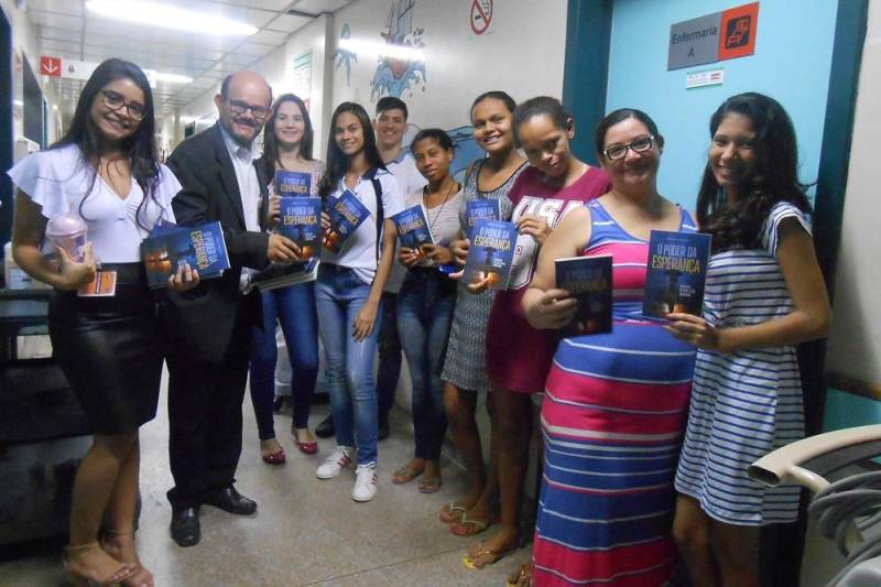 A biblioteca do Hospital Regional do Sudeste do Pará - Dr. Geraldo Veloso (HRSP), em Marabá (PA), aceita doação de livros. Neste mês, os voluntários do grupo 'Médicos da Alegria' arrecadaram vários títulos para compor o acervo da unidade. Depois de higienizado, o material é disponibilizado a pacientes durante o período da internação, contribuindo para amenizar a tensão natural do ambiente. Membros da Igreja Adventista também estiveram na unidade, em maio, entregando livros para usuários e colaboradores.

FOTO: ASCOM HRSP
DATA: 30.05.2018
MARABÁ - PARÁ <div class='credito_fotos'>Foto: ASCOM HRSP   |   <a href='/midias/2018/originais/1843e902-3d17-4040-bd00-f863a890143f.jpg' download><i class='fa-solid fa-download'></i> Download</a></div>