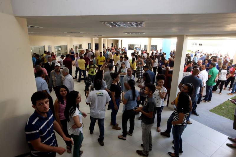 Nesta sexta-feira (6), um dia após completar 105 anos de emancipação, Marabá, município de forte vocação mineral e agrícola que o faz principal centro socioeconômico do sudeste paraense, recebeu importantes obras e serviços do Governo do Estado. Em destaque, investimentos nas áreas da saúde, educação, saneamento básico e segurança. As cerimônias contaram com a presença do governador Simão Jatene, parlamentares, prefeitos da região, entre outras autoridades. Durante a agenda de governo no município foi entregue oficialmente à população a nova Estação de Tratamento de Esgoto Sanitário (ETE) da Companhia de Saneamento do Pará (Cosanpa), o bloco IV do campus VIII da Universidade Estadual do Pará (Uepa, na foto) e mais de 90 veículos para unidades militares de Marabá e municípios da região. Além disso, também foi entregue à prefeitura 13 caminhões coletores de resíduos sólidos e assinado um termo aditivo para aquisição de equipamentos de hemodiálise para o Hospital Regional do Sudeste do Pará - Dr. Geraldo Veloso (HRSP), entre outros convênios.
FOTO: SIDNEY OLIVEIRA / AG. PARÁ
DATA: 06.04.2018
MARABÁ - PARÁ <div class='credito_fotos'>Foto: Agência Pará | <a href='/midias/2018/originais/18459610-f355-4f76-9067-e2e6c96b2e6b.jpg' download><i class='fa-solid fa-download'></i> Download</a></div>