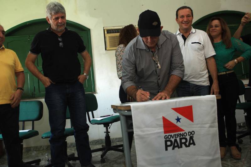 Ordens de Serviço do Programa Asfalto na Cidade também foram assinadas no município de São João da Ponta, que foi contemplado com mais 3 km de asfalto, além dos que já estão beneficiando o distrito de Deolândia. “Com certeza isso vai ajudar na questão do desenvolvimento. É uma conquista que vai trazer mais alegria para o nosso povo”, disse o prefeito de São João da Ponta, Carlos Feitosa (foto), durante a cerimônia realizada na Câmara Municipal.

FOTO: RODOLFO OLIVEIRA / AG. PARÁ
DATA: 13.06.2018
SÃO JOÃO DA PONTA - PARÁ <div class='credito_fotos'>Foto: Rodolfo Oliveira/Ag. Pará   |   <a href='/midias/2018/originais/1854d358-bafa-4a48-bf62-504e5b989251.jpg' download><i class='fa-solid fa-download'></i> Download</a></div>