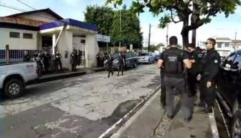 As Polícias Civil e Militar deflagraram, nesta quinta-feira (05), a operação policial denominada "Caeté em Chamas" (foto), na cidade de Bragança, nordeste do Estado, para cumprimento de mandados de prisão e de busca e apreensão relacionados a uma associação criminosa ligada aos crimes de tráfico de drogas, roubos e homicídios. Ao todo, 22 pessoas foram presas durante a operação. Dentre eles, três foram em flagrante por tráfico de drogas e outros sete são presidiários que receberam as ordens de prisão dentro de casas penais na Região Metropolitana de Belém e interior do Estado. Iniciada nas primeiras horas do dia, a operação policial contou com mais de 200 policiais, entre policiais civis vinculados às Diretorias de Polícia Especializada (DPE), de Polícia do Interior (DPI) e de Polícia Metropolitana (DPM), e policiais militares da Rotam no apoio para cumprimento dos mandados judiciais.
FOTO: ASCOM / POLÍCIA CIVIL
DATA: 05.04.2018
BRAGANÇA - PARÁ <div class='credito_fotos'>Foto: Polícia Civil | <a href='/midias/2018/originais/18550533-538c-40d0-bbec-ffa3073a2ecc.jpg' download><i class='fa-solid fa-download'></i> Download</a></div>