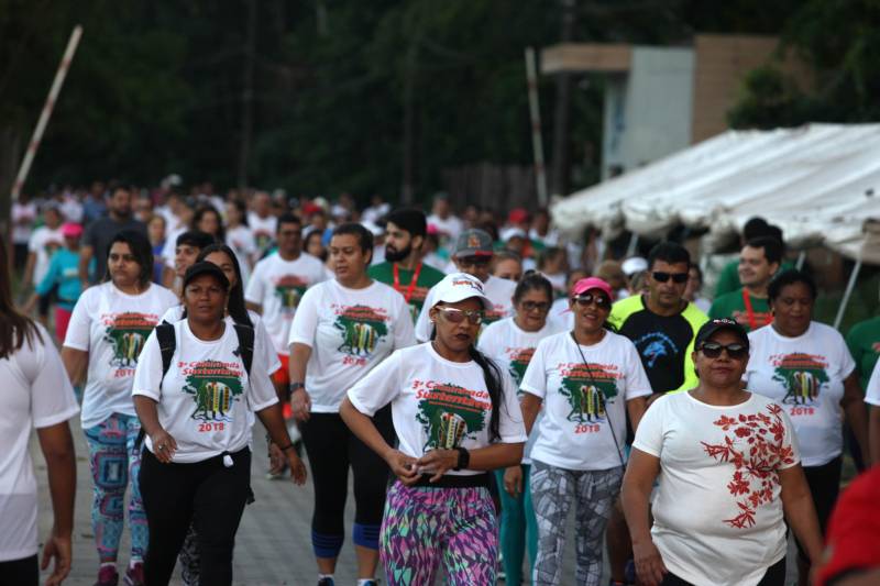 “Foi uma semana produtiva, de muito trabalho, de interação com a sociedade, e culminou com a caminhada sustentável (foto), que por sua vez foi extremamente bem-sucedida para mostrarmos que sustentabilidade também envolve saúde”. As palavras do titular da Secretaria de Estado de Meio Ambiente e Sustentabilidade (Semas), Thales Belo, encerraram uma programação vasta do Governo do Pará em alusão à Semana Mundial do Meio Ambiente.

FOTO: SIDNEY OLIVEIRA / AG. PARÁ
DATA: 09.06.2018
BELÉM - PARÁ <div class='credito_fotos'>Foto: Sidney Oliveira/Ag. Pará   |   <a href='/midias/2018/originais/18553448-4e4a-478b-82d1-b90af10c658d.jpg' download><i class='fa-solid fa-download'></i> Download</a></div>