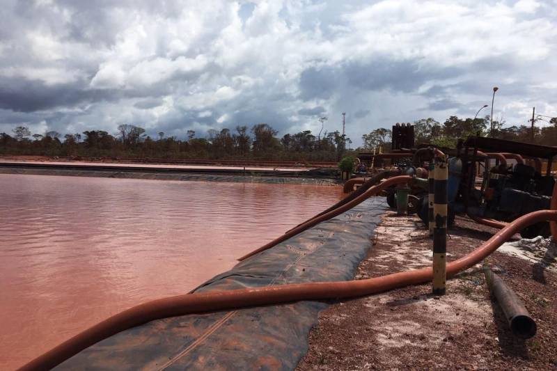 Iniciou neste sábado, 24, o prazo que o Governo do Estado deu para que a mineradora Hydro Alunorte adote procedimentos e mecanismos seguros ambientalmente, a fim de que as bacias de resíduos da empresa baixem os níveis em pelo menos um metro – o que é definido tecnicamente como padrão de segurança com comprovação permanente da redução e manutenção dos níveis. Uma equipe de fiscalização da Secretaria de Estado de Meio Ambiente e Sustentabilidade (Semas) está no município para fazer o monitoramento dos níveis das bacias do sistema de tratamento dos rejeitos da Bauxita. "Vamos montar equipes para, de duas em duas horas, avaliar o nível das bacias. Em caso de chuva o monitoramento será feito de uma em uma hora", explicou Rejiane Santos, geóloga da Diretoria de Licenciamento Ambiental da Semas.
FOTO: LIDIANE SOUZA / SECOM
DATA: 24.02.2018
BARCARENA - PARÁ
<div class='credito_fotos'>Foto: LIDIANE SOUZA / SECOM | <a href='/midias/2018/originais/185c1c13-14cf-4fa9-b7e4-597e677ccdce.jpg' download><i class='fa-solid fa-download'></i> Download</a></div>