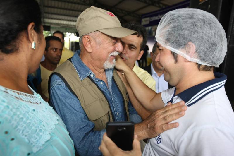 Onze municípios do sul e sudeste paraense recebem recursos do Estado para recuperar ruas e vicinais atingidas pelas enchentes e fortes chuvas que caem na região. Em agenda oficial nesta sexta-feira (6), o governador Simão Jatene assinou, pela manhã, no Parque de Exposições Valeu Boi Leilões, em Rio Maria, os convênios que garantem o repasse de cerca de R$ 4 milhões. As obras de caráter emergencial serão executadas pelas prefeituras em parceria com a Secretaria de Estado de Transportes (Setran). O objetivo é recuperar a trafegabilidade nessas localidades e assegurar o direito de ir e vir da população. Na manhã desta sexta, foram assinados nove convênios, com os municípios de Redenção, Pau D’Arco, São Félix do Xingu, Santa Maria das Barreiras, Tucumã, Água Azul do Norte, Xinguara, Bannach e Rio Maria. Além da Setran, participam da ação o Centro Regional de Governo do Sudeste do Pará e a Defesa Civil. “O valor do investimento em cada município vai depender da necessidade verificada pelas equipes do Estado e das prefeituras. O recurso não será usado para reconstruir vias, mas para restabelecer a trafegabilidade”, disse o secretário de Transportes, Kléber Menezes.
FOTO: ANTÔNIO SILVA / AG. PARÁ
DATA: 06.04.2018
RIO MARIA - PARÁ <div class='credito_fotos'>Foto: Antônio Silva/Ag. Pará | <a href='/midias/2018/originais/185c3f7b-d177-45e2-992a-5ead4faf31b9.jpg' download><i class='fa-solid fa-download'></i> Download</a></div>