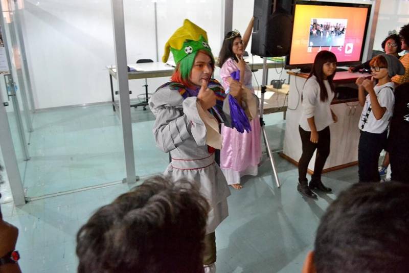 O grupo +GEEK, por meio de uma parceria com a Fundação Cultural do Pará (FCP), realizará o evento de cultura nerd +HERO DAY, com oficinas, palestras e jogos à disposição do público, gratuitamente. A programação começará na quinta-feira (22), das 14 às 19 h, e será encerrada no sábado (24). Os termos nerd e geek já fazem parte da realidade da maioria dos jovens, e estão inseridos em um dos mercados que mais crescem no mundo. Referem-se a jogos, histórias em quadrinhos, livros, filmes e séries, geralmente ligados à fantasia ou ficção científica. As fantasias, ou cosplays, também ganham destaque em eventos como esse, quando os frequentadores se vestem como seus personagens preferidos.
FOTO: ASCOM / FCP
DATA: 20.03.2018
BELÉM - PARÁ <div class='credito_fotos'>Foto: ASCOM FCP | <a href='/midias/2018/originais/1866d1b6-c38e-40ec-b3d2-ee39f481b2cf.jpg' download><i class='fa-solid fa-download'></i> Download</a></div>