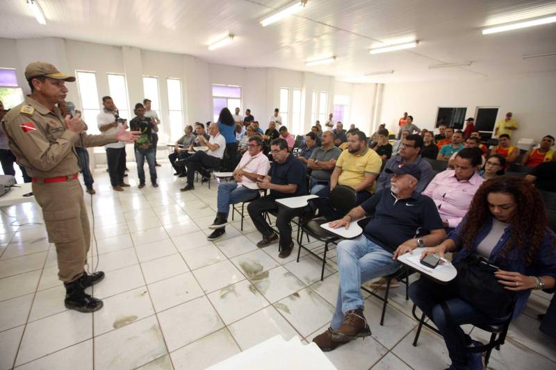 O Governador do Pará, Simão Jatene, esteve durante esta sexta-feira (13) no município de Paragominas. Além de visitar as áreas afetadas pela enxurrada que ocorreu na madrugada da quinta-feira (12), ele conversou com moradores atingidos, reuniu com autoridades municipais, secretários de estado, com o Corpo de Bombeiros e a Defesa Civil para traçar as metas e ações a serem cumpridas para restabelecer a normalidade na cidade. A forte enxurrada, que durou toda a madrugada, alagou cerca de 40% da cidade e atingiu 350 famílias. Até o momento, 13 locais foram adequados para funcionar como abrigo, entre escolas, associações, ginásios, entre outros, para receber desabrigados e desalojados.

FOTO: SIDNEY OLIVEIRA / AG. PARÁ
DATA: 13.04.2018
PARAGOMINAS - PARÁ <div class='credito_fotos'>Foto: Sidney Oliveira/Ag. Pará   |   <a href='/midias/2018/originais/186b9d90-378a-410d-bf78-8a788d16aed0.jpg' download><i class='fa-solid fa-download'></i> Download</a></div>