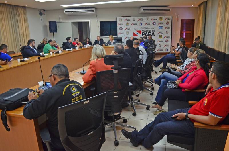 Para tratar sobre a data-base 2018 da categoria, na manhã desta quarta-feira (11) representantes dos sindicatos e associações da área de segurança foram recebidos pelo secretário de Estado de Segurança Pública e Defesa Social, Luiz Fernandes, pela secretária de Administração, Alice Viana, pelo procurador do Estado, Idemar Perachi, e pelo comandante-geral da Polícia Militar, Hilton Benigno. Alice Viana voltou a enfatizar que, mesmo diante da crise econômica que ainda afeta o País, o Governo do Pará reajustará em 3% os salários dos servidores ativos e inativos, incluindo os da área de segurança pública. Ela também informou que o valor do auxílio-alimentação será alterado somente para os praças da Polícia Militar e do Corpo de Bombeiros, que receberão um reajuste de R$ 200,00, passando o auxílio dos atuais R$ 700,00 para R$ 900,00, o que representa 28,5% de aumento em relação ao valor anterior.
FOTO: ELIELSON MODESTO / ASCOM SEGUP
DATA: 11.04.2018
BELÉM - PARÁ <div class='credito_fotos'>Foto: Elielson Modesto / Ascom Segup | <a href='/midias/2018/originais/186bfe77-67c2-4ef8-b945-edd40bebdda9.jpg' download><i class='fa-solid fa-download'></i> Download</a></div>