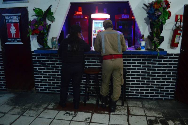 Para garantir a tranquilidade da população e estabelecer a ordem em locais de grande movimentação no distrito de Icoaraci, em Belém, foi deflagrada na noite deste domingo, 6, a Operação Hypnos, realizada pela Polícia Militar em parceria com outros órgãos de segurança pública e do sistema judiciário. Na foto, fiscalização de bares e festas averiguando a presença de menores e de veículos irregulares.
FOTO: ELIELSON MODESTO / ASCOM SEGUP
DATA: 06.05.2018
BELÉM - PARÁ <div class='credito_fotos'>Foto: Elielson Modesto / Ascom Segup | <a href='/midias/2018/originais/186d4dbf-e896-4e67-a99c-e09132f0d1e1.jpg' download><i class='fa-solid fa-download'></i> Download</a></div>