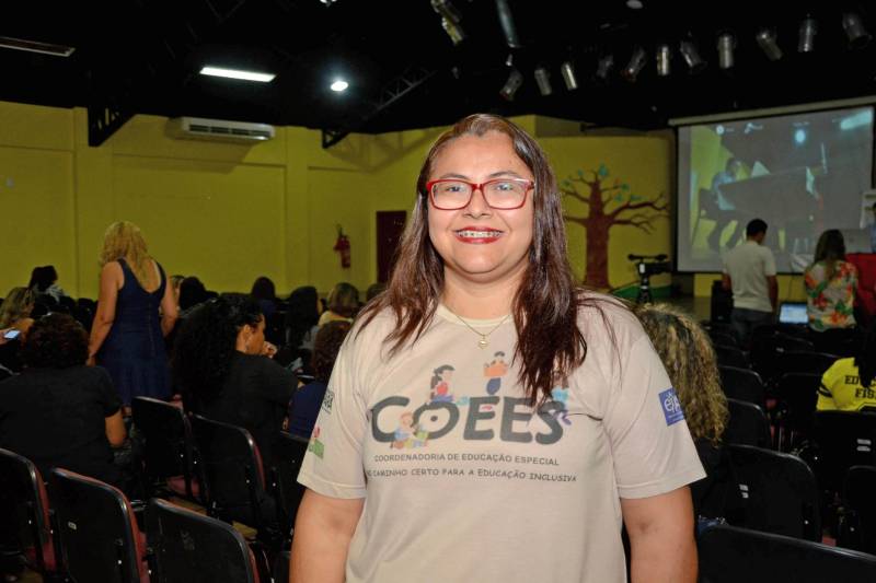 O Pará possui 7.983 alunos atendidos pela Educação Especial matriculados regularmente na rede estadual de ensino. Destes, 1.187 alunos possuem Transtorno de Espectro Autista (TEA). Nesta quinta-feira (5), o Governo do Estado, por meio da Secretaria de Estado de Educação (Seduc), apresentou os avanços nas políticas públicas voltadas ao atendimento de alunos com autismo durante sessão especial na Câmara Municipal de Belém. Mediante as ações articuladas e integradas, a Coordenadoria de Educação Especial (COEES) participa ativamente para a organização da Educação Especial em escolas da rede estadual de ensino pertencentes a Unidades Regionais de Educação (UREs) e Unidades Seduc na Escola (USEs), contribuindo para o cumprimento da meta quatro do Plano Estadual de Educação e seguindo as diretrizes que regem a política de Educação Especial na Perspectiva da Educação Inclusiva. Na foto, a especialista em Educação da COEES, Renata Medeiros.
FOTO: ELISEU DIAS / ASCOM SEDUC
DATA: 05.04.2018
BELÉM - PARÁ <div class='credito_fotos'>Foto: Eliseu Dias / Ascom Seduc | <a href='/midias/2018/originais/186e54a5-fa6a-4371-b952-23703e609b80.jpg' download><i class='fa-solid fa-download'></i> Download</a></div>