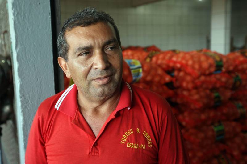 Quem foi às Centrais de Abastecimento do Pará (Ceasa-PA) nesta segunda-feira (4) já conseguiu adquirir diversos hortifrutigranjeiros que estavam em falta por conta da greve dos caminhoneiros. O movimento, que durou mais de 10 dias em todo o país, prejudicou o abastecimento desses produtos em quase todas as cidades brasileiras. Entre os atacadistas, Francisco Andrade (foto), que trabalha na Ceasa há mais de 30 anos, confirma as informações sobre o movimento. 

FOTO: SIDNEY OLIVEIRA / AG. PARÁ
DATA: 04.06.2018
BELÉM - PARÁ <div class='credito_fotos'>Foto: Sidney Oliveira/Ag. Pará   |   <a href='/midias/2018/originais/187436b4-1b0b-49e5-bf77-211df728fa06.jpg' download><i class='fa-solid fa-download'></i> Download</a></div>