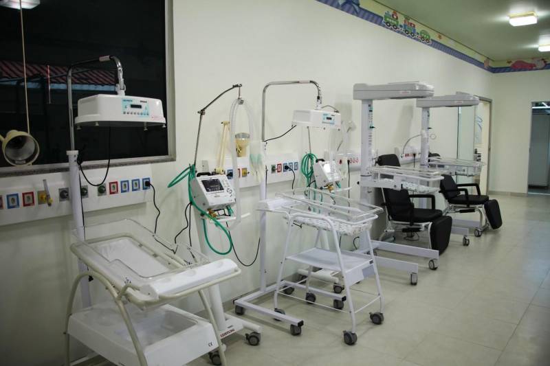 Humanizar o atendimento com novos serviços ofertados e aprimorar o acolhimento às grávidas. Este é objetivo do Hospital Regional de Conceição do Araguaia (HRCA), localizado no sul do Pará, que tem média anual superior a 900 mil procedimentos. A unidade hospitalar de importante suporte na área de saúde pública na região inaugurou na segunda-feira (30) dez leitos de Unidade de Cuidados Intermediários (UCI) para ampliar o atendimento em obstetrícia. Também foram entregues mais 16 leitos para acolher as gestantes, inclusive as de alto risco.

FOTO: ASCOM / HRCA
DATA:31.05.2016
CONCEIÇÃO DO ARAGUAIA - PARÁ <div class='credito_fotos'>Foto: Agência Pará   |   <a href='/midias/2018/originais/187a2ff6-6671-4104-9d4a-2f05c94614a6.jpg' download><i class='fa-solid fa-download'></i> Download</a></div>
