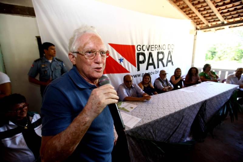 “Ter a posse da terra é a certeza de que nunca iremos perder o nosso direito, que nossos filhos e nossos netos poderão dar continuidade a nossa história em segurança. Foram anos de luta até chegar esse dia, agraciados com a assinatura do nosso título de terra. Só temos a agradecer a todos que fizeram parte disso e a cada um que lutou junto para que hoje isso se tornasse realidade”. A fala emocionada foi de seu Mário Araújo Silva, presidente da Associação Remanescente de Quilombo Espírito Santo, localizada no município do Acará, no nordeste do Estado. Ele assinou, neste sábado (24), junto com o governador Simão Jatene, o título que dá a posse da terra a comunidade. A fala do presidente traduz o sentimento das dezenas de famílias que moram no local, que agora tem a posse legítima do local onde seus antepassados viveram. “Sou filho de mãe negra. Nasci aqui como minha vó, bisavó, que fazem parte da história dessa comunidade que já existe a mais de 300 anos. Na foto, o presidente do Iterpa, Daniel Lopes.
FOTO: SIDNEY OLIVEIRA / AG. PARÁ
DATA: 24.03.2018
ACARÁ - PARÁ <div class='credito_fotos'>Foto: Sidney Oliveira/Ag. Pará | <a href='/midias/2018/originais/187b59f5-2bc9-4658-a4f3-5389ffe2e496.jpg' download><i class='fa-solid fa-download'></i> Download</a></div>