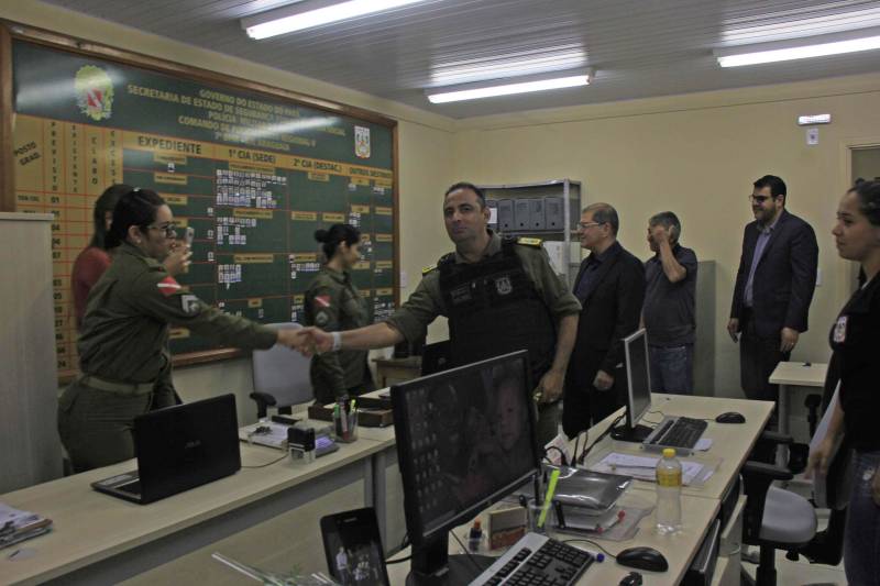 O município de Sapucaia recebeu nesta quarta-feira, 5, uma Unidade Integrada Pro Paz (UIPP). Um investimento do Governo do Estado de R$ 1.134.131,00. Segundo o Secretário de Estado de Segurança Pública, Luiz Fernandes, afirma que já mais de 80 novas UIPP’s no Pará, com as reformadas e reestruturadas esse número chega a 120 unidades. O titular da SEGUP destaca que o mais importante não é a estrutura física, mas o conceito empregado. De Sapucaia, a comitiva foi para Redenção onde inaugurou o 7º Batalhão de Polícia Militar, uma obra orçada em R$ 2.808.000,00. Atualmente o BPM conta com 145 policiais, 6 viaturas incluindo a Patrulha Rural e 12 motocicletas. O Comandante do Batalhão, o Major José Ricardo Chaves, informou que a maior ocorrência no município são roubos de motos, mas pontuou que a maior parte dos veículos é encontrada pela PM na cidade e cidades vizinhas.

FOTO: RODOLFO OLIVEIRA / AG PARÁ
DATA: 05.12.2018
REDENÇÃO - PARÁ <div class='credito_fotos'>Foto: Rodolfo Oliveira/Ag. Pará   |   <a href='/midias/2018/originais/187db8b7-81f9-46b0-a8cd-3191deed485c.jpg' download><i class='fa-solid fa-download'></i> Download</a></div>